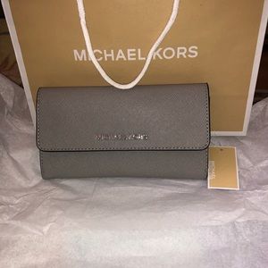 ‼️SOLD‼️Michael Kors Wallet leather 🌸